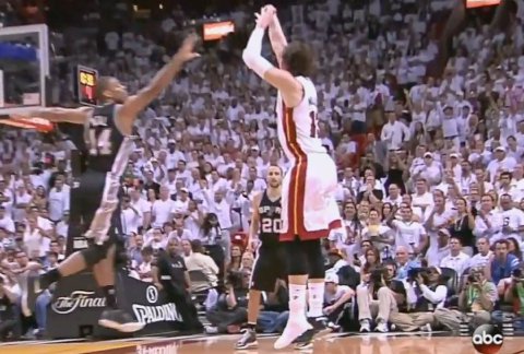 שחקן NBA קולע שלשה ללא נעל – מה אפשר ללמוד ממנו?